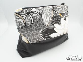 Reißverschlusstasche Blumen schwarz 