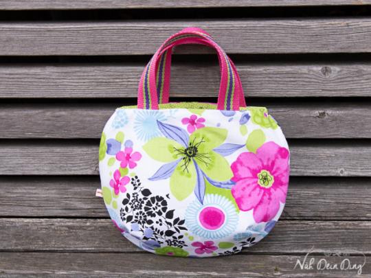 kleine Kindertasche, große Blumen 